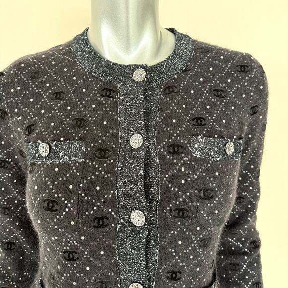 CHANEL wool knit cardigan size 38 FR 2022 Runway Authentic Retail 7800$ - Picture 2 of 13
